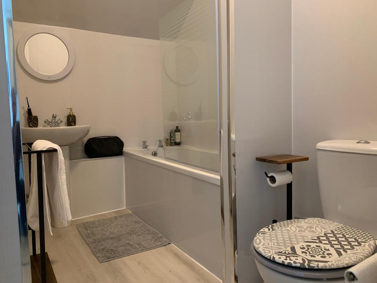 Lovely 2 Bedroom Apartment In Central Location Greenock Exteriér fotografie
